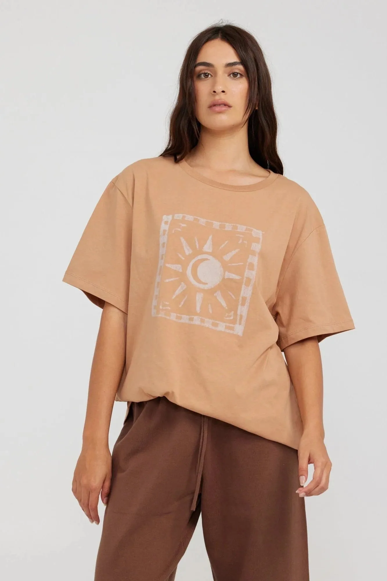 CHARLIE HOLIDAYastro boyfriend tee - brown