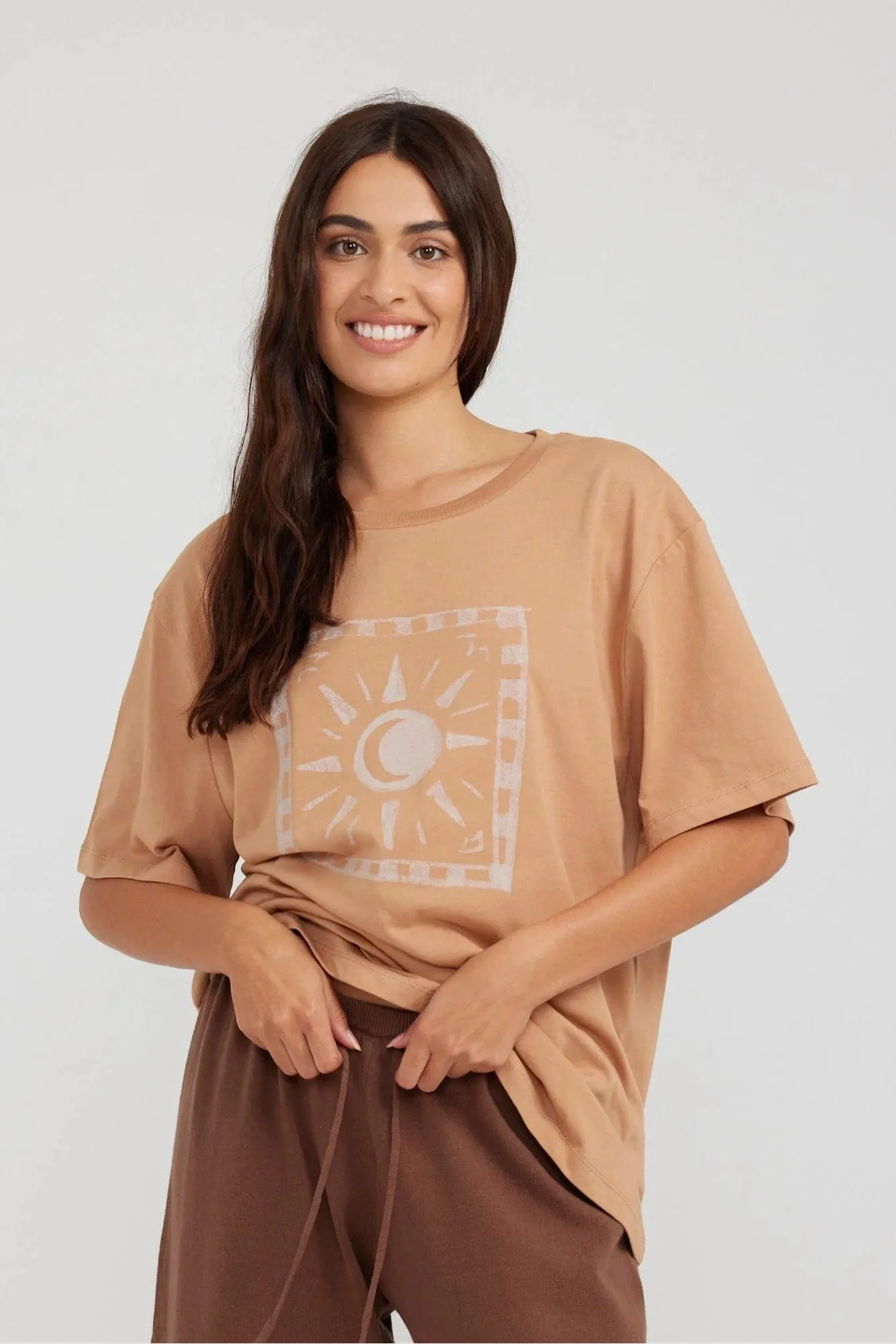 CHARLIE HOLIDAYastro boyfriend tee - brown